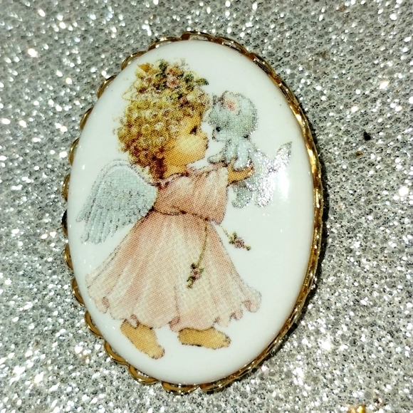 Adorable child angel with puppy porcelain vintage brooch cameo - Picture 1 of 1